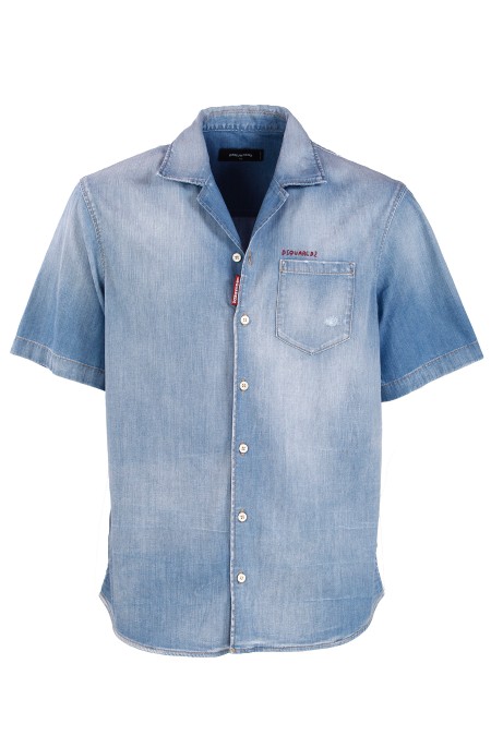 Shop DSQUARED2  Camicia: DSQUARED2 camicia bowling in denim.
Camicia a manica corta in denim stretch.
Colletto bowling.
Taschino a toppa sul petto.
Lettering ricamato sopra il taschino.
Chiusura con bottoni.
Impunture a contrasto.
Fondo stondato.
Composizione: 98% Cotone 2% Elastan.
Fabbricato in Italia.. S74DM0798 S30341-470